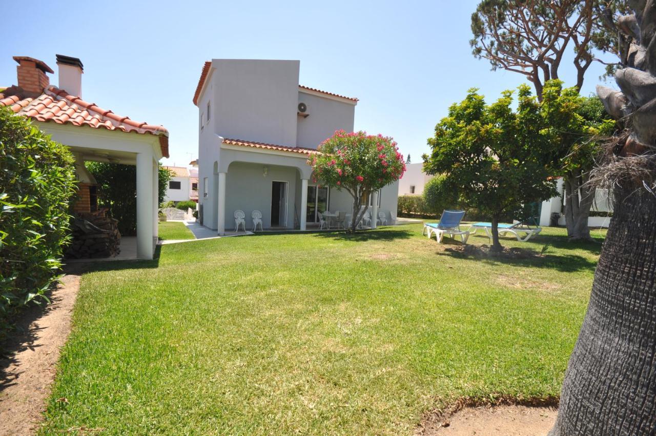 קווארטיירה Well-Appointed Villa Is Situated In The Popular Resort Of Vilamoura מראה חיצוני תמונה