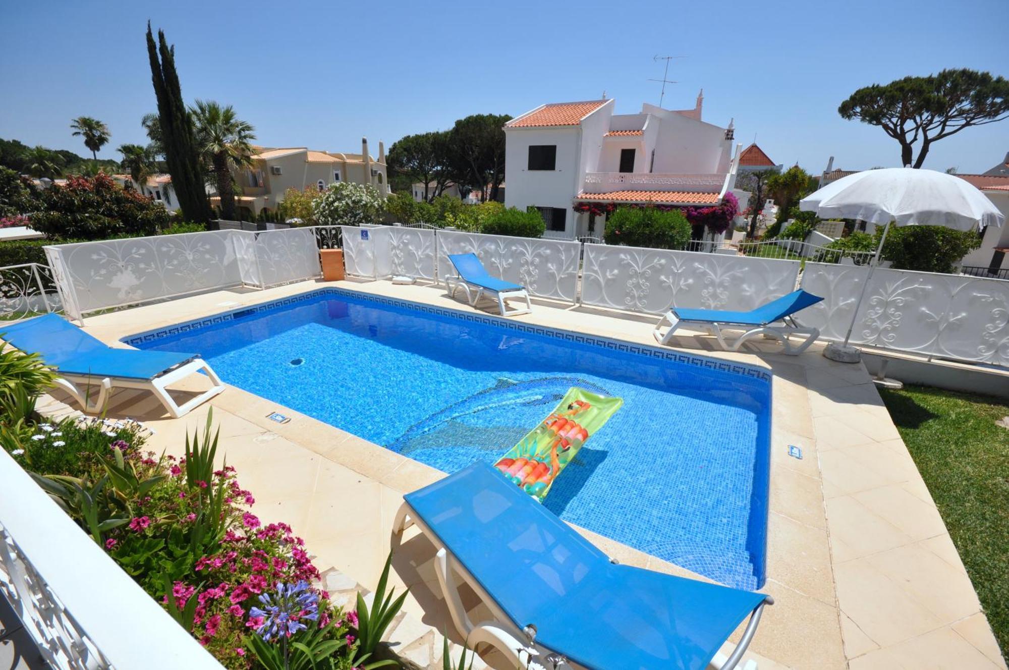 קווארטיירה Well-Appointed Villa Is Situated In The Popular Resort Of Vilamoura מראה חיצוני תמונה