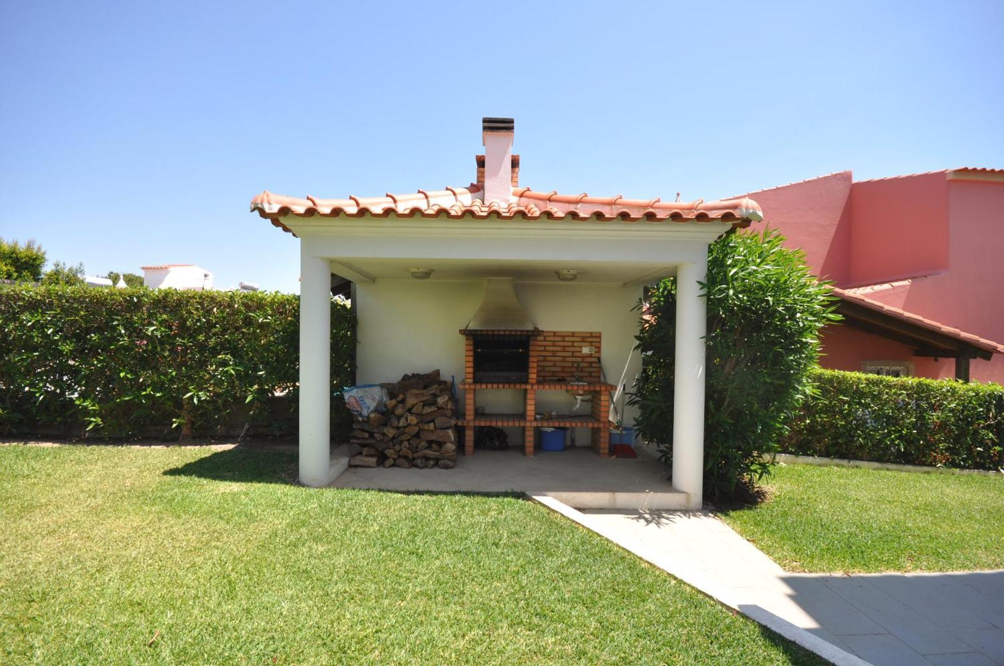 קווארטיירה Well-Appointed Villa Is Situated In The Popular Resort Of Vilamoura מראה חיצוני תמונה